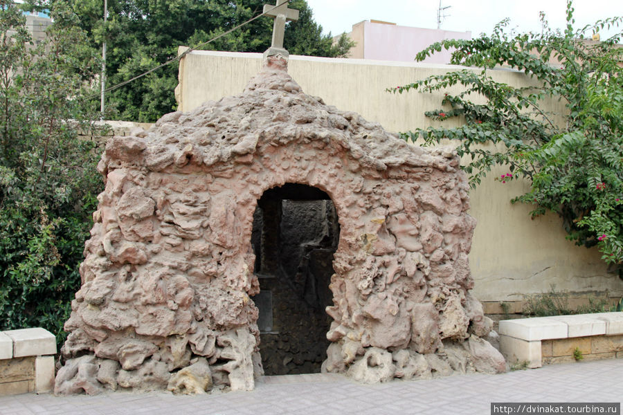Говорят, здесь пряталась от преследований дева Мария с младенцем Иисусом Каир, Египет
