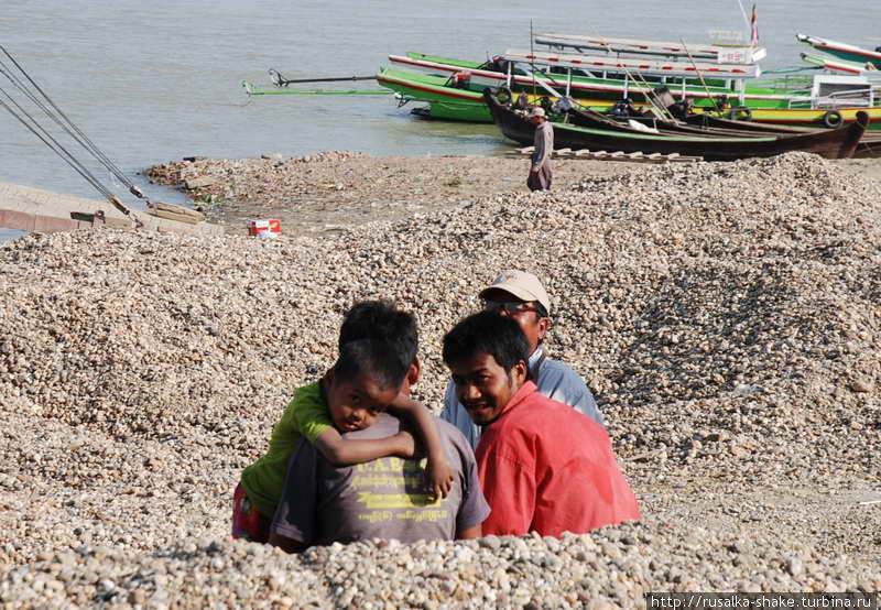 Прогулка на лодке по Иравади Баган, Мьянма