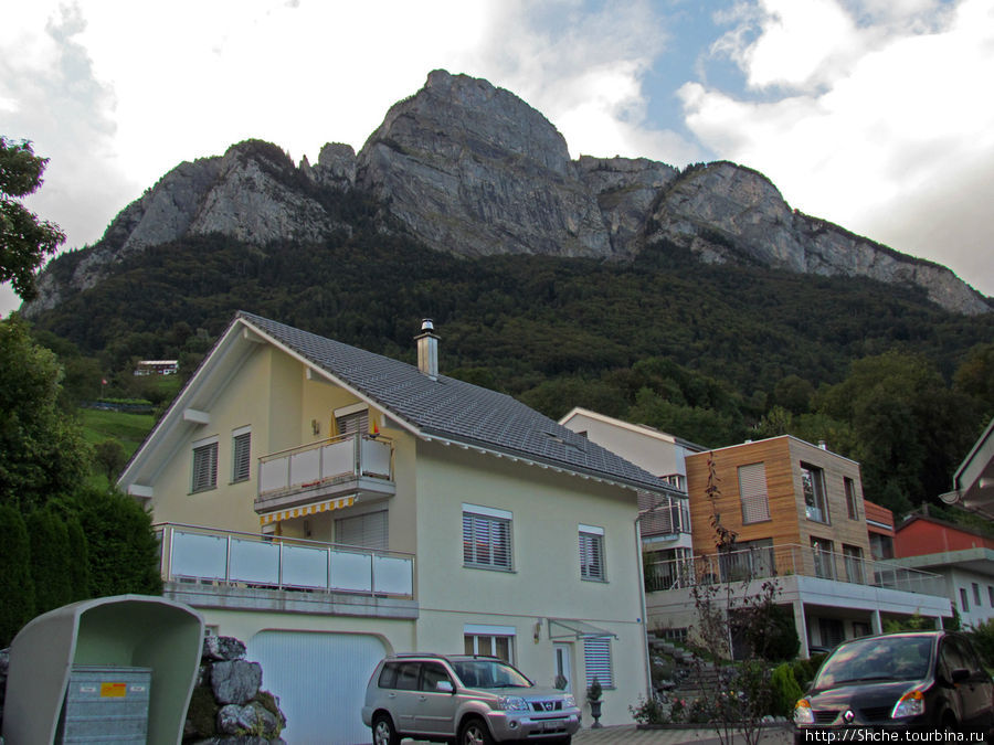 Замок находится на этом уровне слева, фото замка в отдельном альбоме... Зарганс, Швейцария