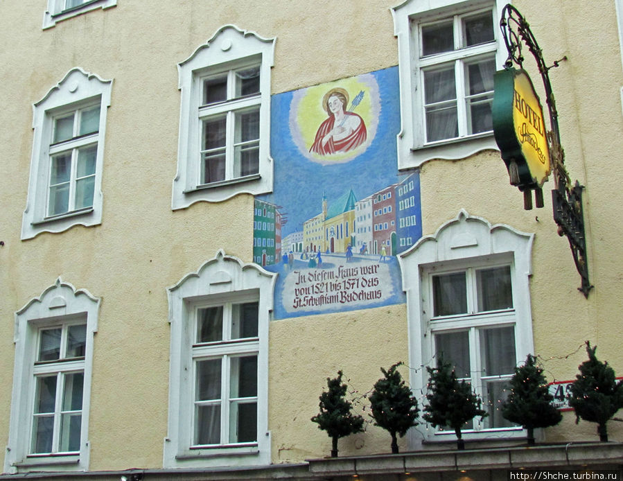Стена на отеле Amadeus указывает на давнюю роль св.Себастьяна для этой улицы Зальцбург, Австрия