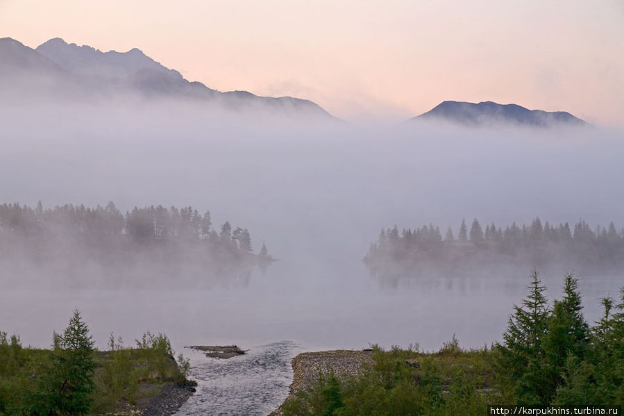 Если вечер был силён светом, то утро давало множество сильных картин с туманом. Озеро Малый Дарпир, Россия