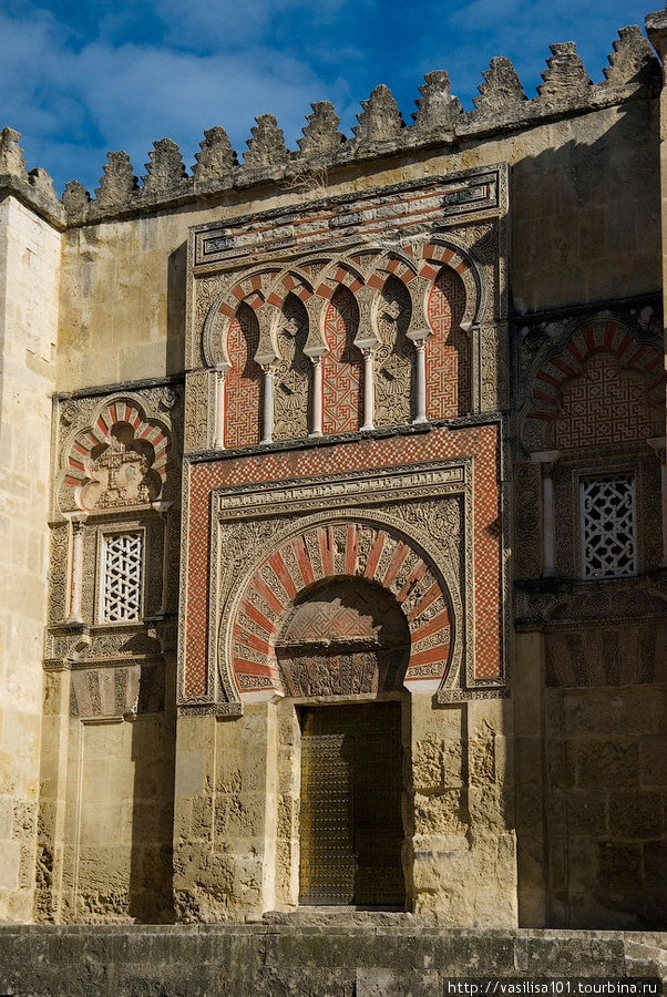 Лес колонн Мескиты - мечеть-собор в Кордове Кордова, Испания