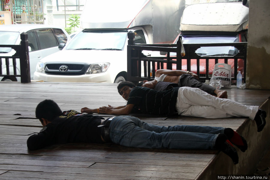 Бездельники в тени отдыхают Бангкок, Таиланд