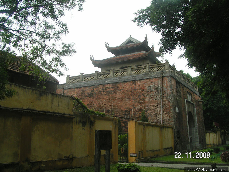 Одна из башен цитадели Ханой, Вьетнам