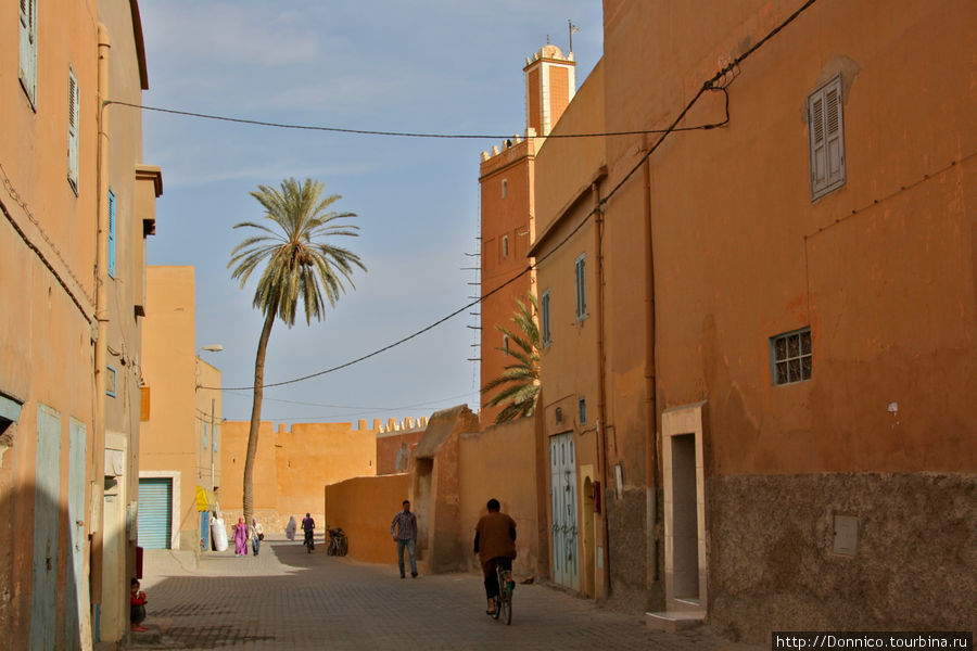 В серебряной лавке южного города Тизнит, Марокко