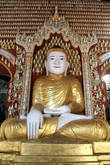 Большая статуя сидящего Будды на фоне тысяч маленьких статуэток