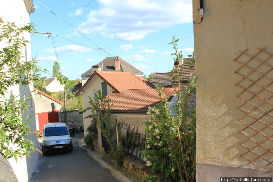 Крутые узкие улочки городка. Овер-сюр-Уаз, Франция