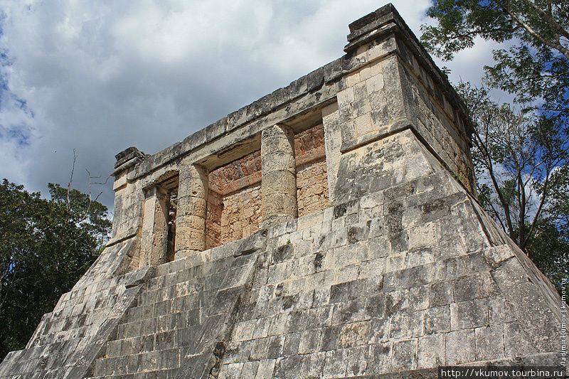 Здания построены таким образом, что люди на разных концах поля могли общаться без специальных приспособлений. Чичен-Ица город майя, Мексика