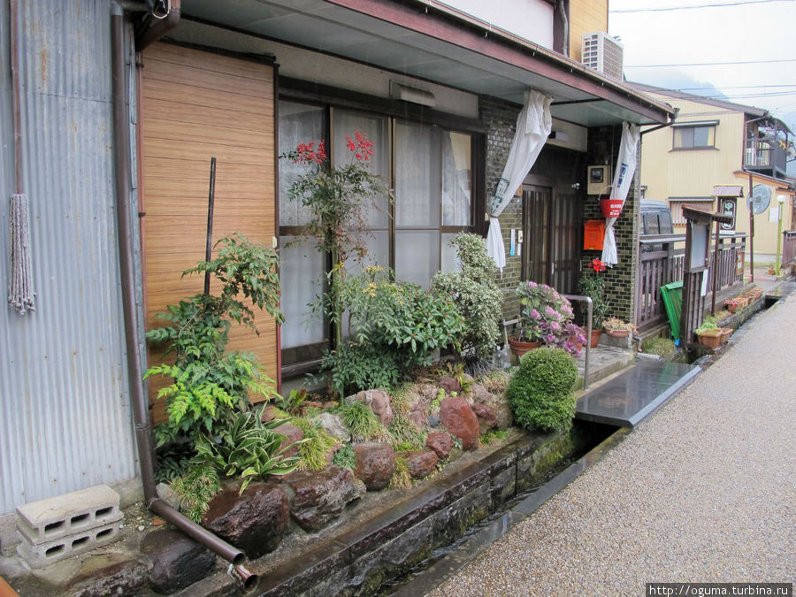 На улочках омытого дождём города Гудзё (Gujo) Гудзё, Япония