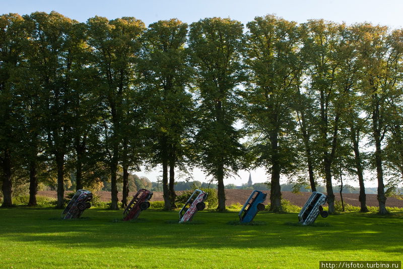 Инсталляция в парке замка Марсвинсхольм Скене, Швеция