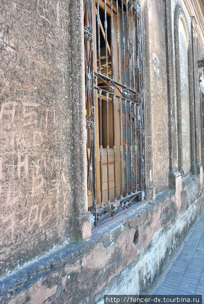 Вся стена дома покрыта мелкими надписями Сан-Антонио-де-Ареко, Аргентина
