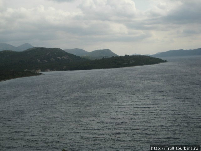 Море, обрывы и красные крыши Далмация, Хорватия