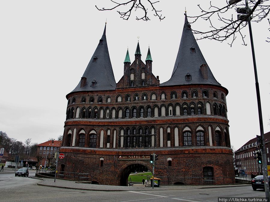 У восточного въезда в старый город находится символ Любека — Гольштейнские ворота (Holstentor), массивная часть сохранившегося комплекса западных городских ворот (1477). Сейчас здесь располагается Музей истории города. Любек, Германия