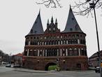 У восточного въезда в старый город находится символ Любека — Гольштейнские ворота (Holstentor), массивная часть сохранившегося комплекса западных городских ворот (1477). Сейчас здесь располагается Музей истории города.