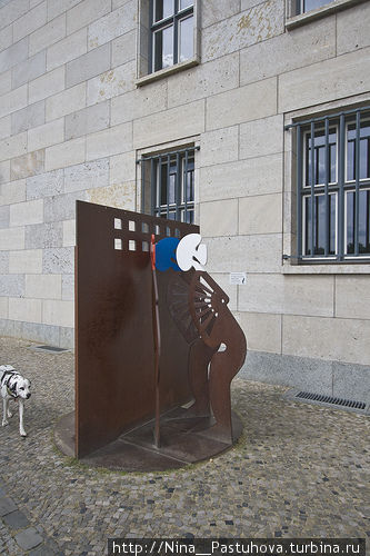 Подсматривающий сквозь стену. Берлин, Германия
