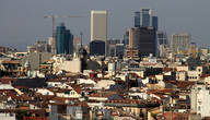 Правее видны наклонные башни-близнецы. Это один из символов Мадрида.