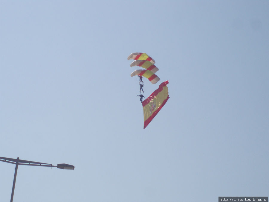 испанские парашютисты в небе Барселоны Барселона, Испания
