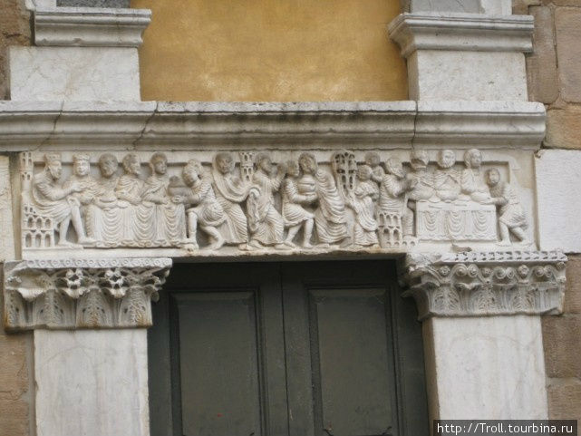 Целая история на одном фризе — тут и столы вырезаны из камня, и стулья, и каждая фигура со своим выражением лица Лукка, Италия