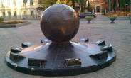 Памятник футбольному мячу на площадке болельщиков футбола в парке Т.Г. Шевченко.