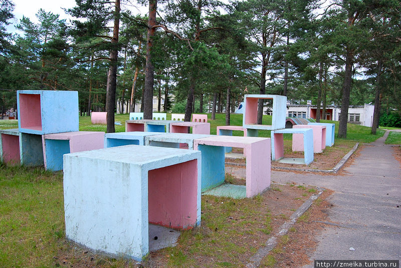 Также рядом разбросаны кубики ребенка-великана Солнечное, Россия