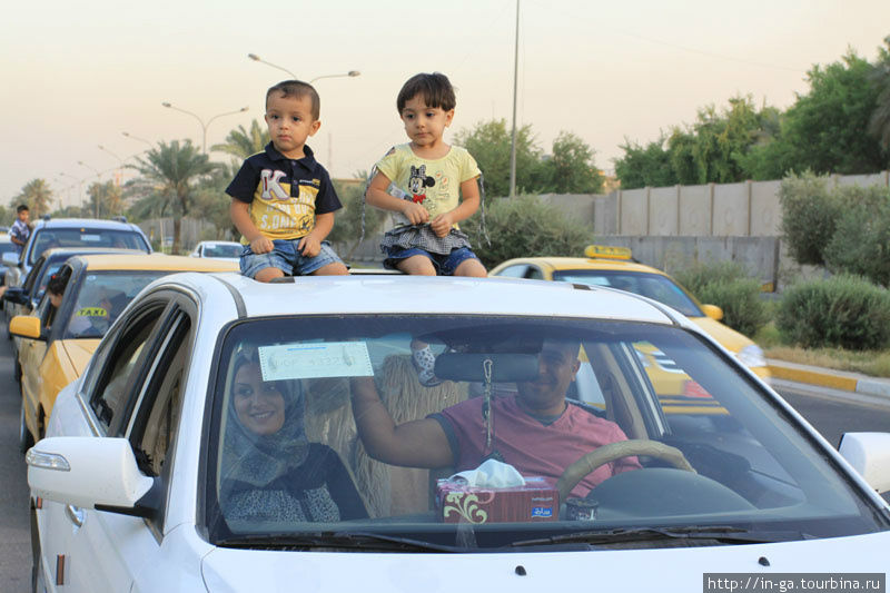 Вопреки всему в Багдаде есть мирная жизнь. Родители вечером везут ребят в Парк культуры и отдыха покатать на каруселях и других вертелках.