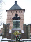 Памятник Дмитрию Пожарскому на фоне 22-метровой Проездной башни монастыря