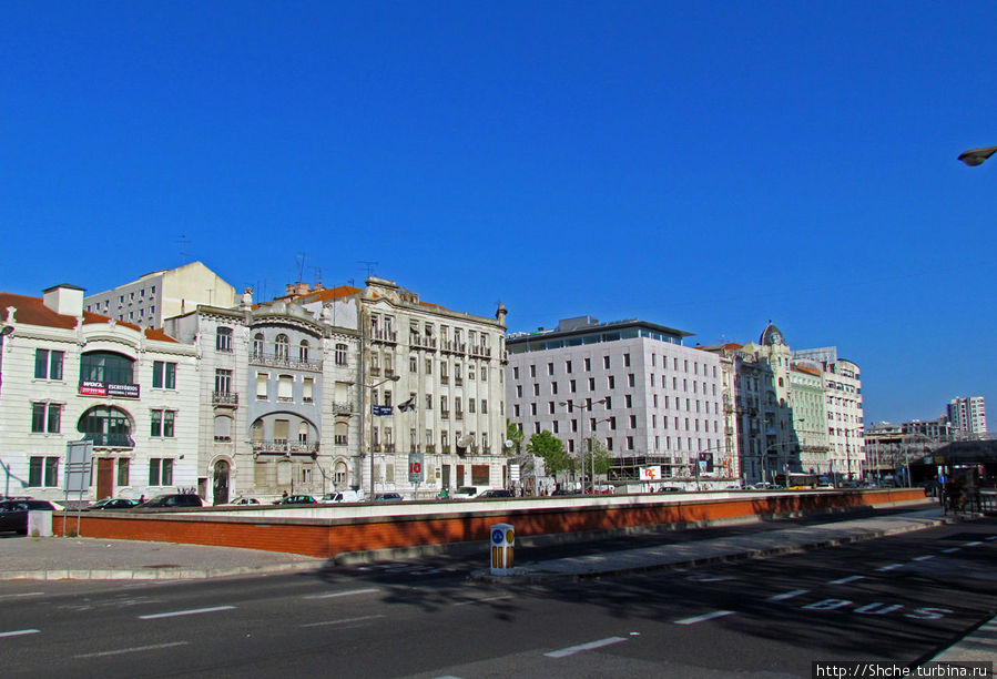 Далее строения все больше осовременниваются Лиссабон, Португалия