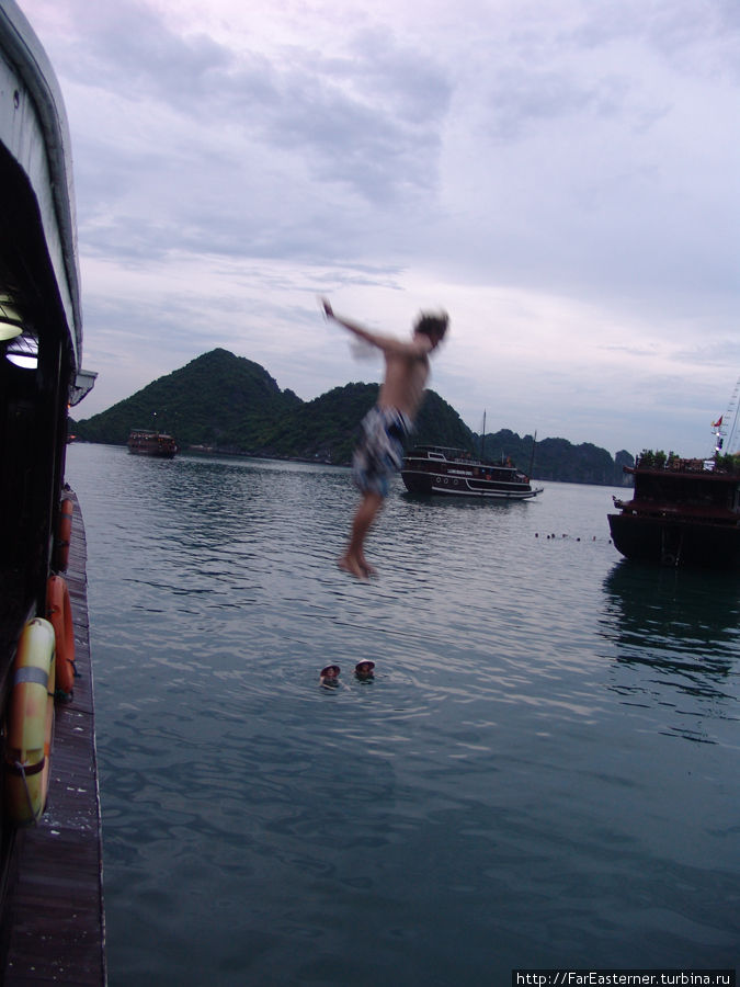 Англичанин с нашего корабля прыгает в воду Халонг бухта, Вьетнам