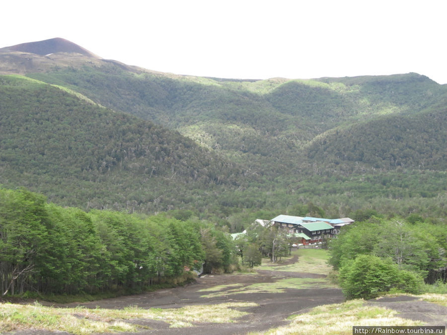 Общий вид на горы и  горнолыжную гостиницу там вдали (кажется такой маленькой) Пуеуэ Национальный Парк, Чили
