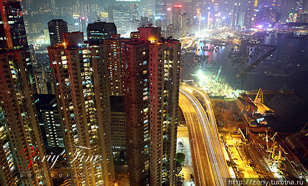 Вид на вечерний Гонконг из окна небоскреба Китай
