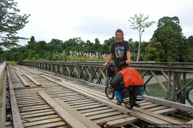 На мосту в сторону деревни Бам (на восток от столицы) Папуа-Новая Гвинея