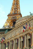 Эйфелева башня и Парижская  Опера. Здесь, в Да-с Вегасе -это отели.