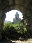 Замок Ананури. Вид из полуразрушенной церкви .