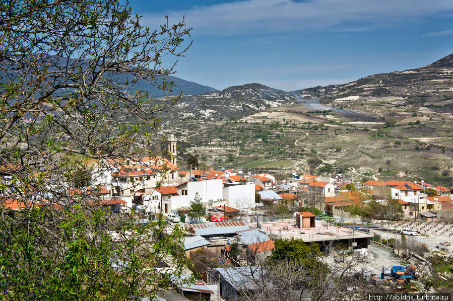 Вид на Омодос при подъезде Омодос, Кипр