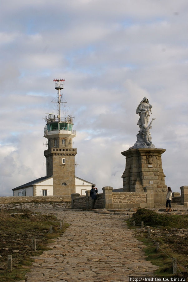 Памятник терпящим кораблекрушение и Большой маяк на мысу Ра. Плогоф, Франция