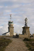 Памятник терпящим кораблекрушение и Большой маяк на мысу Ра.