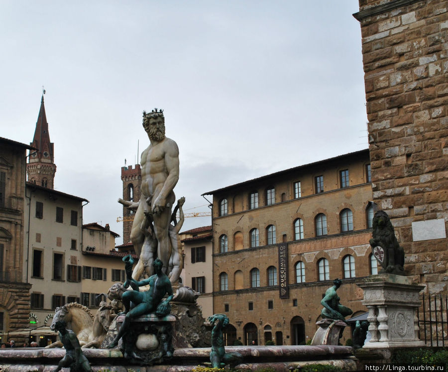 Фонтан пьяццы, или Фонтан Нептуна, скульптор Бартоломео Амманнати. Скульптуру Нептуна флорентийцы невзлюбили и называли мешком, набитым дынями. Флоренция, Италия Фонтан пьяццы, или Фонтан Нептуна, скульптор Бартоломео Амманнати. Скульптуру Нептуна флорентийцы невзлюбили и называли мешком, набитым дынями. Флоренция, Италия