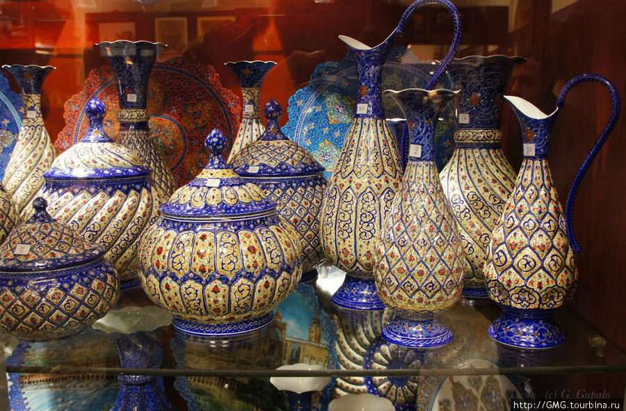 Самое красиво на персидском базаре — тарелки и кувшины с ручной росписью. Как они умудряются так тонко и точно расписывать посуду?! Это просто невероятно. Потом все обжигается и краска может служит вечно. Поцарапать ее тоже очень сложно. Исфахан, Иран