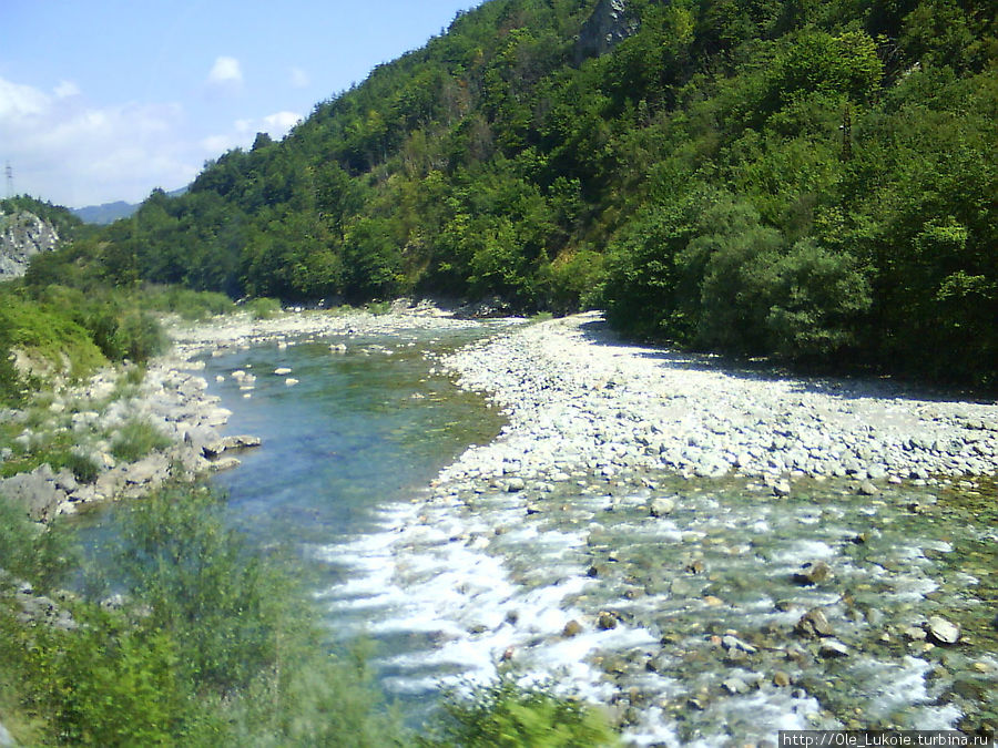 В Черногории быстрые горные реки, особенно в мае-июне — очень хорошие условия для рафтинга. А летом реки, как правило, пересыхают Будва, Черногория