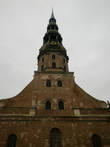 Барочный фасад церкви и готическая колокольня взметнувшаяся в небо на высоту 123.5 метров. Часы на колокольне появились в 1352 году