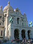 Фасад украшают бронзовые статуи Жанны д’Арк (справа от входа) и святого Людовика (слева). Над ними, в центре, возвышается белоснежная статуя Иисуса Христа, благословляющего Париж.