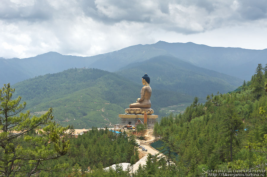 Строящаяся на одном из холмов над Тхимпху величайшая в мире статуя Будды Бутан