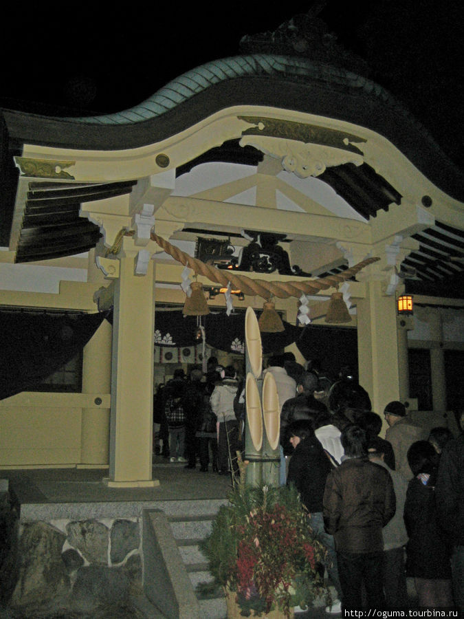 Ночное посещение синтоистского храма в первые часы Нового года. Видно что стоит очередь к алтарю Япония