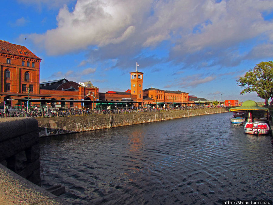 Правая сторона вокзала с моста Malarbron Правая сторона вокзала с моста Malarbron
