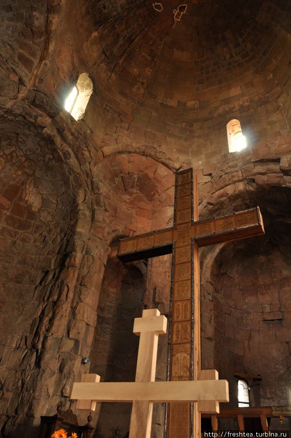 На основании храма в виде креста древние зодчие возвели восьмигранный барабан — со слуховыми окнами и высокими нишами. Мцхета, Грузия