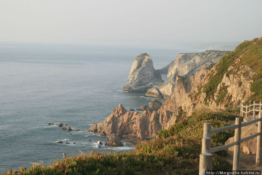 Скалистый берег мыса Кабу-да-Рока, Португалия
