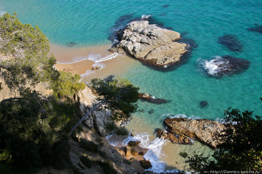 вот эта скала в море фактически и есть punta Santa Cristina Ллорет-де-Мар, Испания