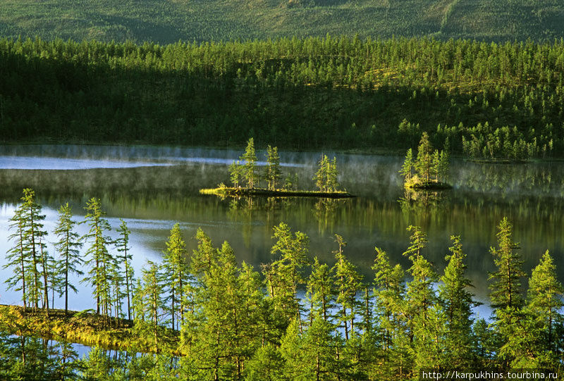 Четвёртое озеро отличается наличием островов. Саха (Якутия), Россия