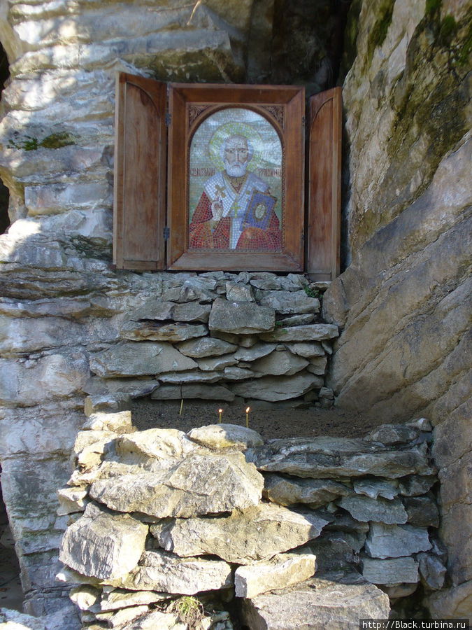 Икона Николая Чудотворца привходе на источник можно приобрести свечи Икона Николая Чудотворца привходе на источник можно приобрести свечи