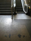 Выход из метро: хочешь быть толстым — езжай на эскалаторе, худым — иди пешком! :)